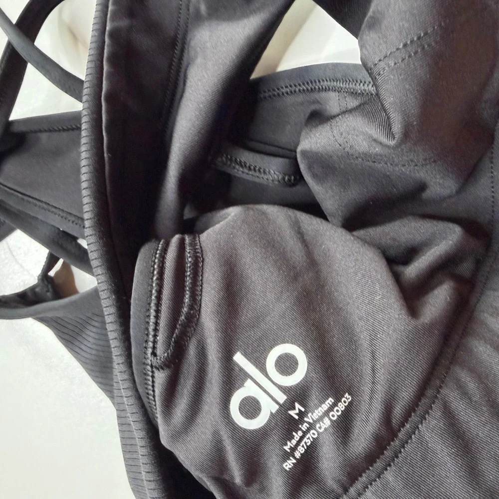 ALO Yoga Sports Bra Black Ribbed V-Neck Racerback Women's Size Medium
